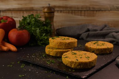 Çiğ vejetaryen burger, nohut ve sebze.