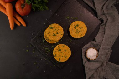 Çiğ vejetaryen burger, nohut ve sebze.