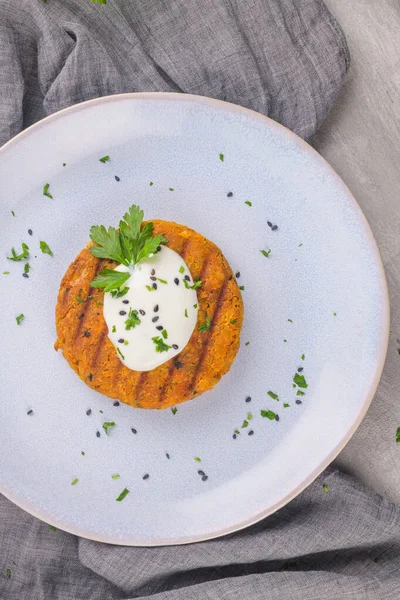 Hamburger vegetariani alla griglia con ceci e verdure — Foto Stock