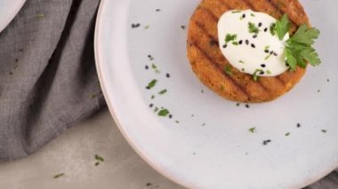 Izgara vejetaryen burger, bezelye, sebze ve seramik tabakta maydanoz yaprakları..