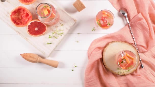 Gesundes Sommergetränk Grapefruitlimonade Mit Thymian Gläsern Mit Eis Auf Einer — Stockvideo