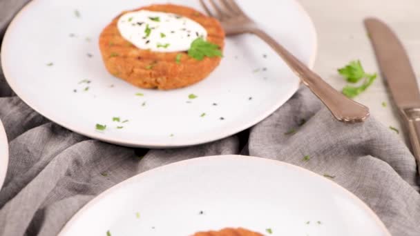 Hamburger Vegetariani Alla Griglia Con Ceci Verdure Foglie Prezzemolo Piatti — Video Stock