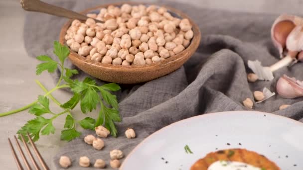 Grilled Veggie Burgers Chickpeas Vegetables Parsley Leaves Ceramic Plates — Stock Video