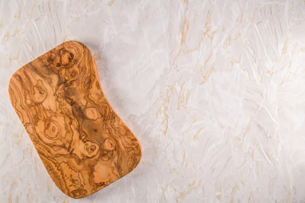 Wooden cutting board on a gray marble background — Stock Photo, Image