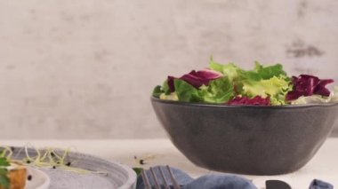 Izgara vejetaryen burger, bezelye, sebze ve seramik tabakta maydanoz yaprakları..