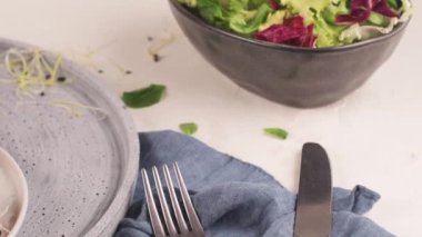 Izgara vejetaryen burger, bezelye, sebze ve seramik tabakta maydanoz yaprakları..