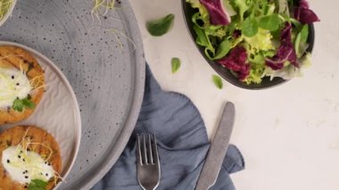 Izgara vejetaryen burger, bezelye, sebze ve seramik tabakta maydanoz yaprakları..