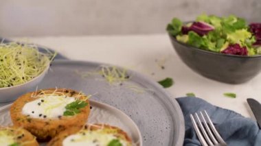 Izgara vejetaryen burger, bezelye, sebze ve seramik tabakta maydanoz yaprakları..