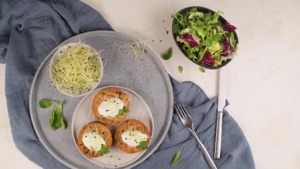 Grilované Vegetariánské Burgery Cizrnou Zeleninou Petrželovými Listy Keramických Talířích — Stock video