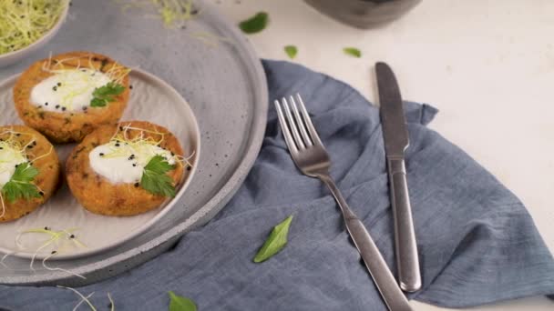 Grilled Veggie Burgers Chickpeas Vegetables Parsley Leaves Ceramic Plates — Stock Video