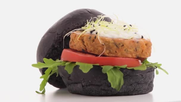 Leckere Gegrillte Veggie Burger Mit Kichererbsen Und Gemüse Auf Schwarzbrot — Stockvideo