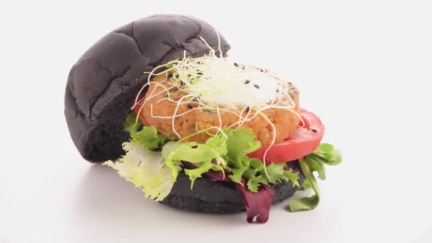 Lezzetli Izgara Vejetaryen Burger Nohut Sebze Beyaz Arka Planda Siyah — Stok video