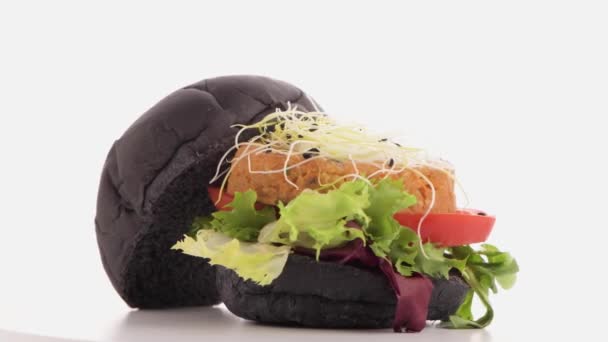 Chutný Grilovaný Vegetariánský Burger Cizrnou Zeleninou Černém Chlebu Bílém Pozadí — Stock video