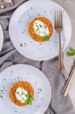 Nohut ve sebzeli ızgara vejetaryen burger.