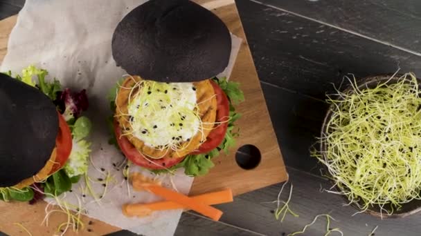 Gustosi Hamburger Vegetariani Alla Griglia Con Ceci Verdure Pane Nero — Video Stock