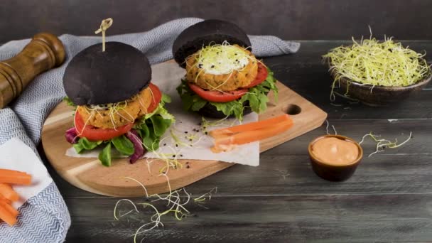 Smaklig Grillad Veggieburgare Med Kikärter Och Grönsaker Svart Bröd Mörk — Stockvideo