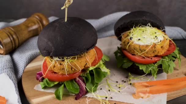Lekker Gegrilde Veggie Hamburgers Met Kikkererwten Groenten Zwart Brood Donker — Stockvideo