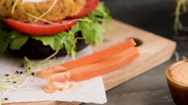 Smaklig Grillad Veggieburgare Med Kikärter Och Grönsaker Svart Bröd Mörk — Stockvideo