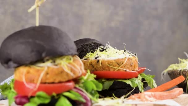 Leckere Gegrillte Veggie Burger Mit Kichererbsen Und Gemüse Auf Schwarzbrot — Stockvideo