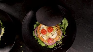 Lezzetli ızgara vejetaryen burgerler nohut ve siyah ekmeğin üstünde sebzeler ve ahşap tezgah..