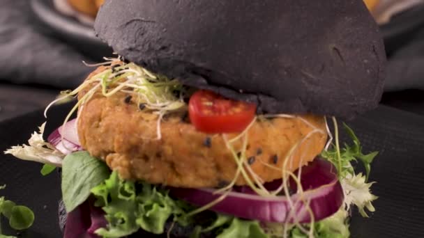 Leckere Gegrillte Veggie Burger Mit Kichererbsen Und Gemüse Auf Schwarzbrot — Stockvideo