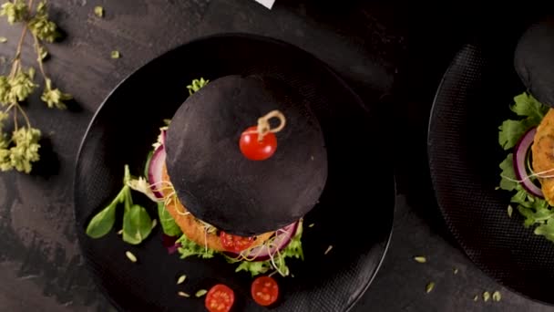 Hambúrgueres Vegetarianos Grelhados Saborosos Com Grão Bico Legumes Pão Preto — Vídeo de Stock