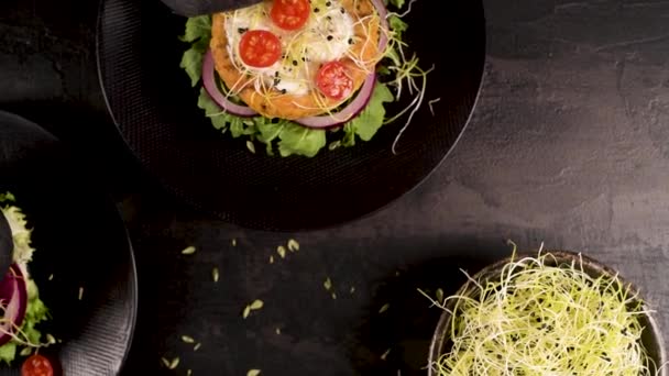 Gustosi Hamburger Vegetariani Alla Griglia Con Ceci Verdure Pane Nero — Video Stock