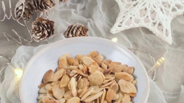 크리스마스 테이블에 별들로 장식된 코코넛 알몬드를 집에서 — 비디오