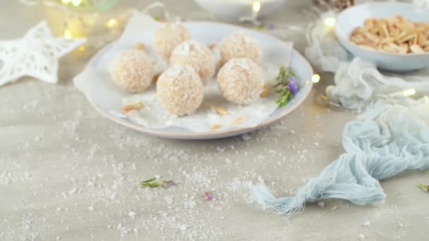 Zelfgemaakte Snoepjes Met Kokosnoot Geroosterde Amandelen Een Kersttafel Versierd Met — Stockvideo