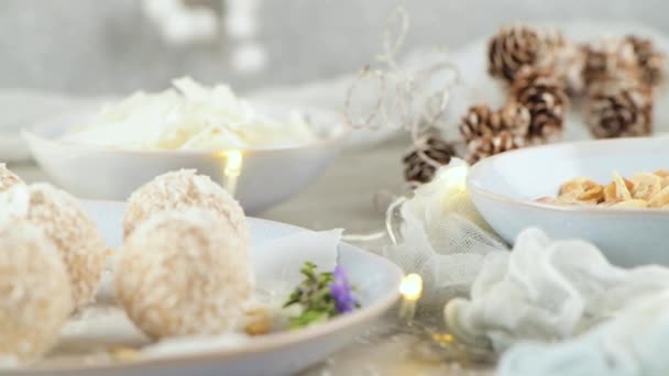 Dulces Caseros Con Almendras Asadas Coco Una Mesa Navidad Decorada — Vídeos de Stock