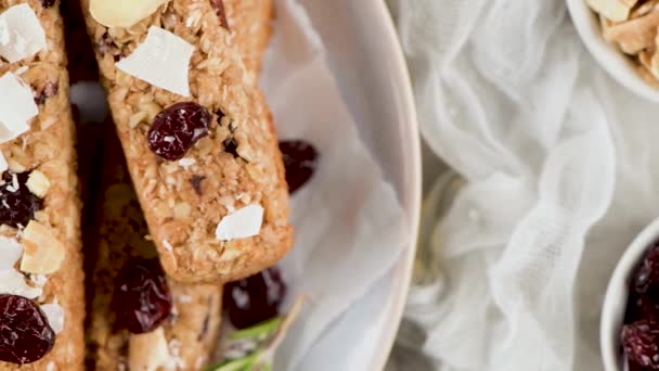 Barras Cereais Com Amêndoas Coco Cranberries Uma Mesa Natal Decorada — Vídeo de Stock