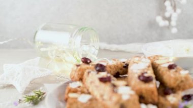 Noel sezonunda ışık ve yıldızlarla süslenmiş bir masada badem, hindistan cevizi ve kızılcıklı tahıl gevreği..