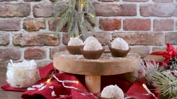 Hausgemachte Bonbons Mit Kokos Gebrannten Mandeln Auf Einem Weihnachtstisch Mit — Stockvideo