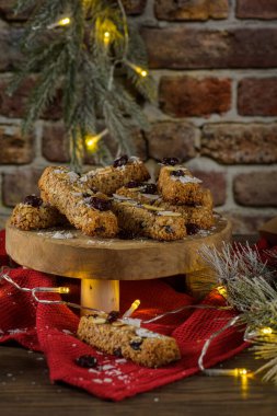 Badem, hindistan cevizi ve kızılcıklı tahıl gevreği.