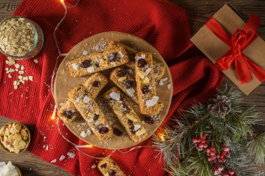 Badem, hindistan cevizi ve kızılcıklı tahıl gevreği.