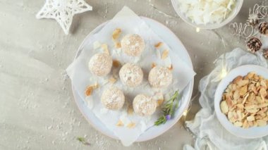 Hindistan cevizi kavrulmuş bademli ev yapımı şekerler Noel sezonunda ışıklarla süslenmiş..
