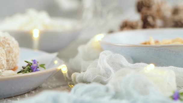 Dulces Caseros Con Almendras Asadas Coco Una Mesa Navidad Decorada — Vídeos de Stock