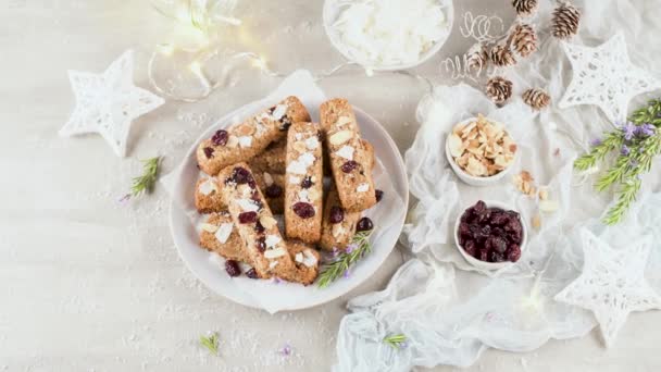 Müsliriegel Mit Mandeln Kokos Und Preiselbeeren Auf Einem Weihnachtlich Beleuchteten — Stockvideo