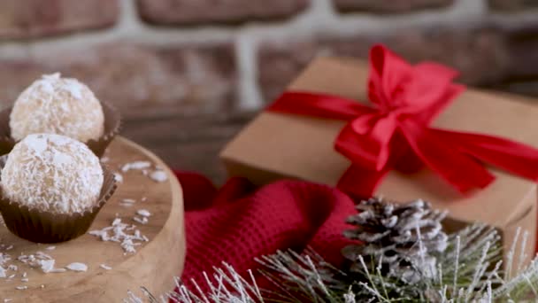 Dulces Caseros Con Almendras Asadas Coco Una Mesa Navidad Decorada — Vídeo de stock