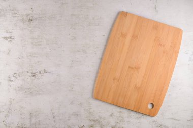 Ahşap kesme tahtası üstten görünüm eski taş tezgah üzerinde.