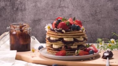 Muzlu, yaban mersinli, çilekli ve çikolata soslu krepler..