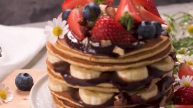 Muzlu, yaban mersinli, çilekli ve çikolata soslu krepler..