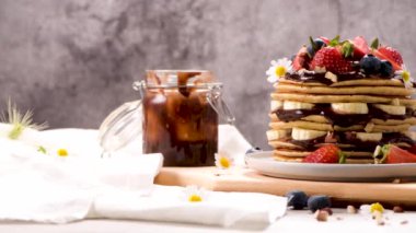 Muzlu, yaban mersinli, çilekli ve çikolata soslu krepler..