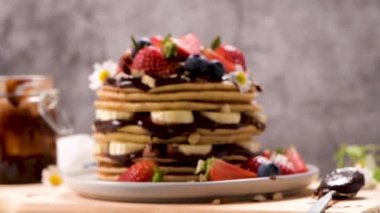 Muzlu, yaban mersinli, çilekli ve çikolata soslu krepler..