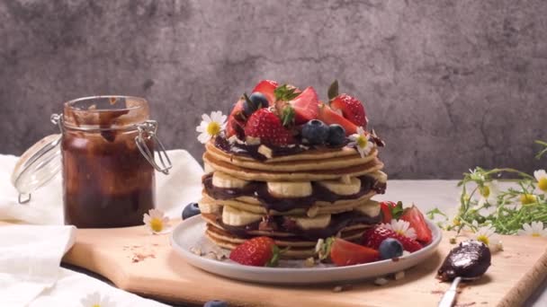 Crêpes Banane Aux Bleuets Aux Fraises Sauce Chocolat Sur Une — Video