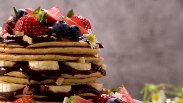 Pannkakor Med Banan Blåbär Jordgubbar Och Chokladsås Tallrik Närbild — Stockvideo