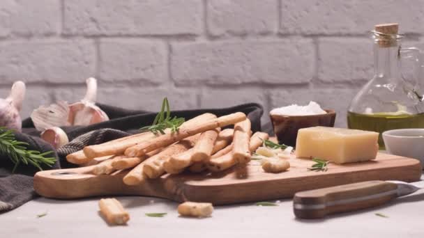 Свіжі Запечені Домашні Палички Хліба Старовинній Металевій Сітці Оливковою Олією — стокове відео