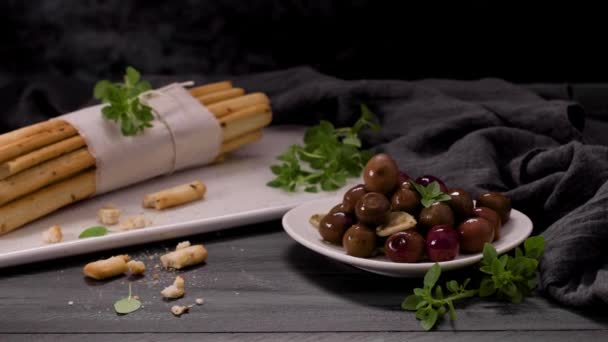 Vers Gebakken Zelfgebakken Grissini Broodstokjes Witte Keramische Schaal Met Olijfolie — Stockvideo