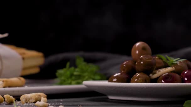 新鮮な焼きたての自家製グリッシーニパンは キッチンカウンターの上にオリーブオイルとバジルのハーブと白いセラミックトレイにスティック — ストック動画