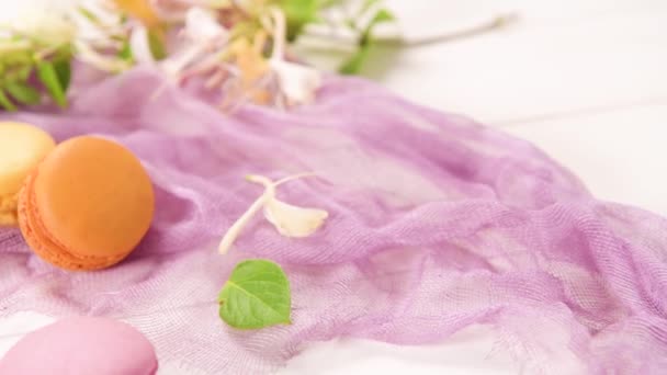 フランスの甘い珍味 マカロンの品種が閉じます 木の背景に新鮮なマカロンの色 — ストック動画